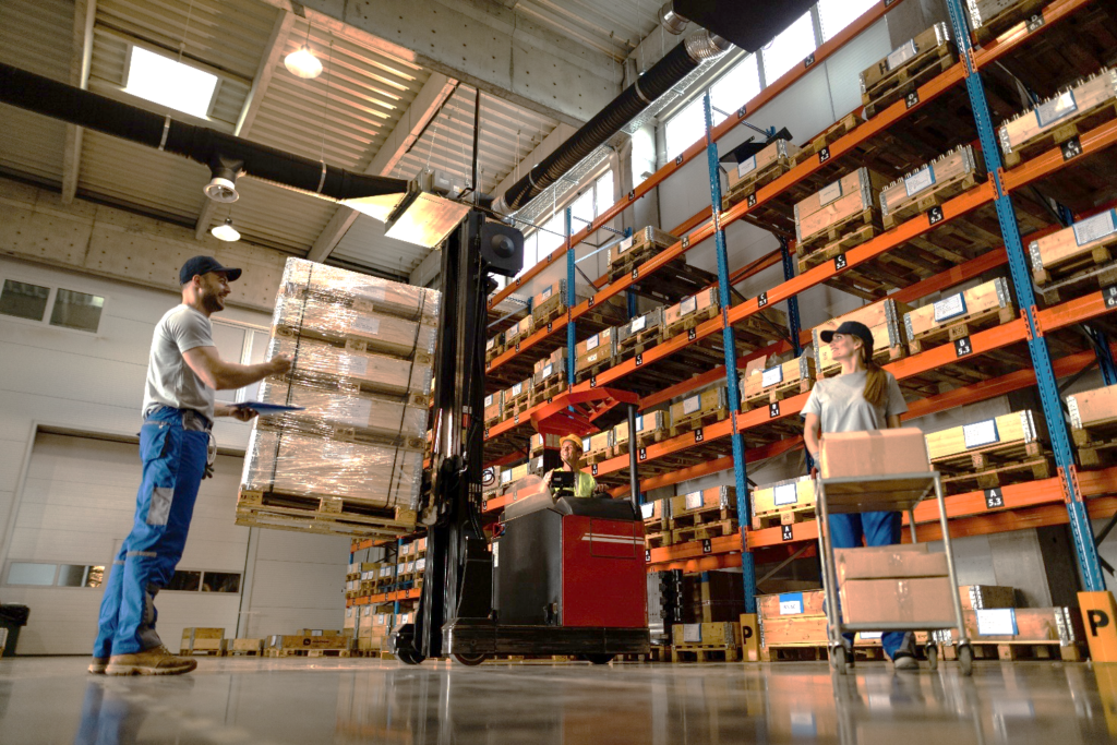 operatori logistici lavorano all'interno di un magazzino 